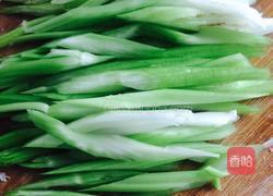 木耳炒西芹的做法图解1