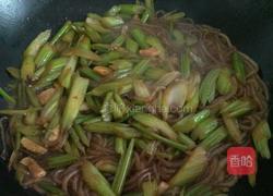 芹菜胡萝卜炒粉条的做法图解7