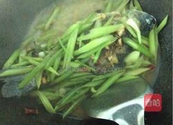 芹菜鲫鱼的做法图解7