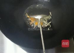 韭菜炒鸡腿菇的做法图解3