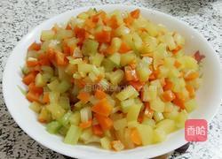 芹菜土豆胡萝卜丁的做法图解8
