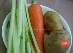 芹菜土豆胡萝卜丁的做法图解1
