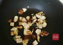 香菇鸡蛋炒青椒的做法图解2