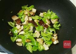 香菇鸡蛋炒青椒的做法图解3