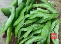 青椒蒜叶炒红肠的做法图解2