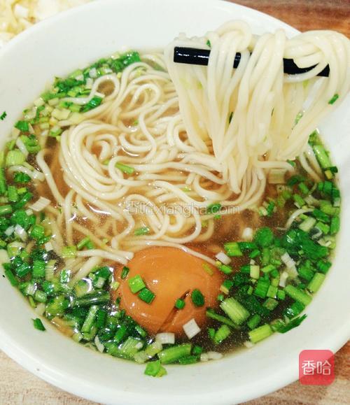 捞出面条,倒入清汤,撒些香菜沫,加一颗卤蛋,很美味噢