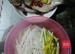 鱼浓汤白鲫煮萝卜丝的做法图解1