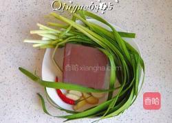 羊血炒韭菜的做法图解1