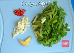 羊血炒韭菜的做法图解2