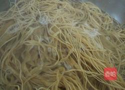 炒面线<长寿面>的做法图解2