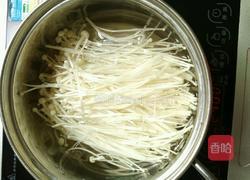金针菇豆腐汤的做法图解9