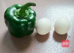 甜椒炒鸡蛋的做法图解1