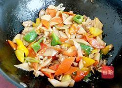 三椒杏鲍菇炒肉的做法图解7