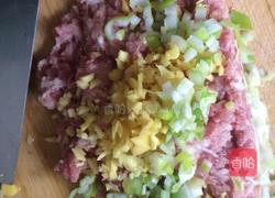 香菜水汆丸子的做法图解1