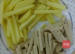 土豆条炒鸡肉肠的做法图解2