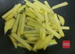 土豆条炒鸡肉肠的做法图解4