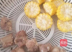 香甜玉米排骨汤的做法图解1