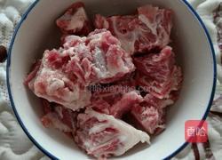 土豆烧排骨的做法图解1