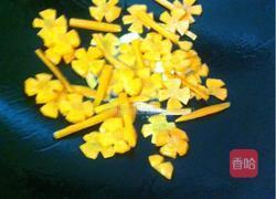 红萝卜炒肉卷的做法图解3