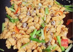 肉末香芹炒麻食的做法图解10