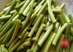 蒜苔炒腊肉的做法图解4