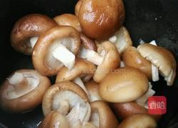 辣椒炒香菇肉的做法图解1