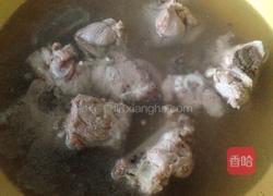 猪骨炖黄花菜的做法图解2