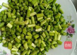 自创蒜苔炒鸡蛋的做法图解1