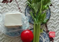 西芹番茄炖豆腐的做法图解1