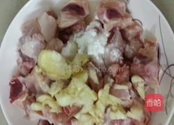 土豆炒鸡肉的做法图解1
