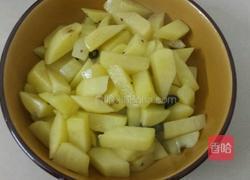 土豆炒鸡肉的做法图解3