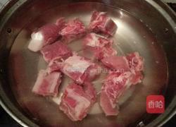 胡萝卜玉米排骨汤的做法图解1