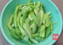 排骨炒西芹菜的做法图解1