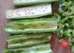 辣椒炒苦瓜的做法图解1