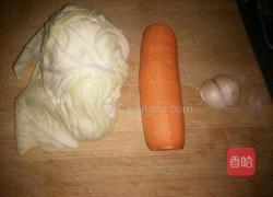 胡萝卜包菜丝的做法图解1
