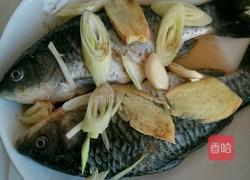 鲫鱼萝卜丝汤的做法图解2