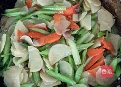 芹菜炒土豆片的做法图解4