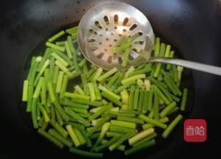 蒜苔炒鸡蛋的做法图解2