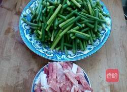 蒜台炒肉的做法图解1