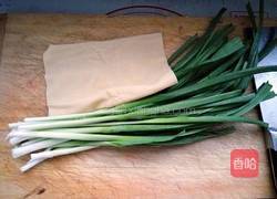 豆皮炒青蒜的做法图解1