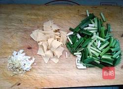 豆皮炒青蒜的做法图解2