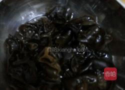 平菇炒木耳的做法图解2