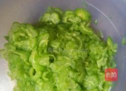 苦瓜炒鸡蛋的做法图解2