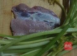 芹菜炒肉的做法图解1