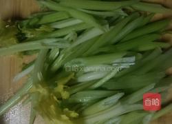 芹菜炒肉的做法图解2