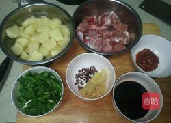 土豆烧排骨的做法图解1