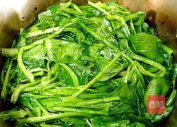 香拌核桃菠菜塔的做法图解2