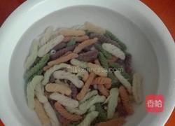 青椒胡萝卜炒彩色虫虫面的做法图解6