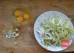 鸡蛋炒蒜黄的做法图解1