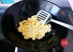 鸡蛋炒蒜黄的做法图解2